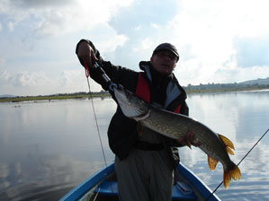 Michael mit Hecht im Boot