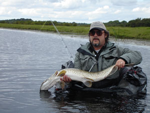 Michael mit Hecht im Bellyboat